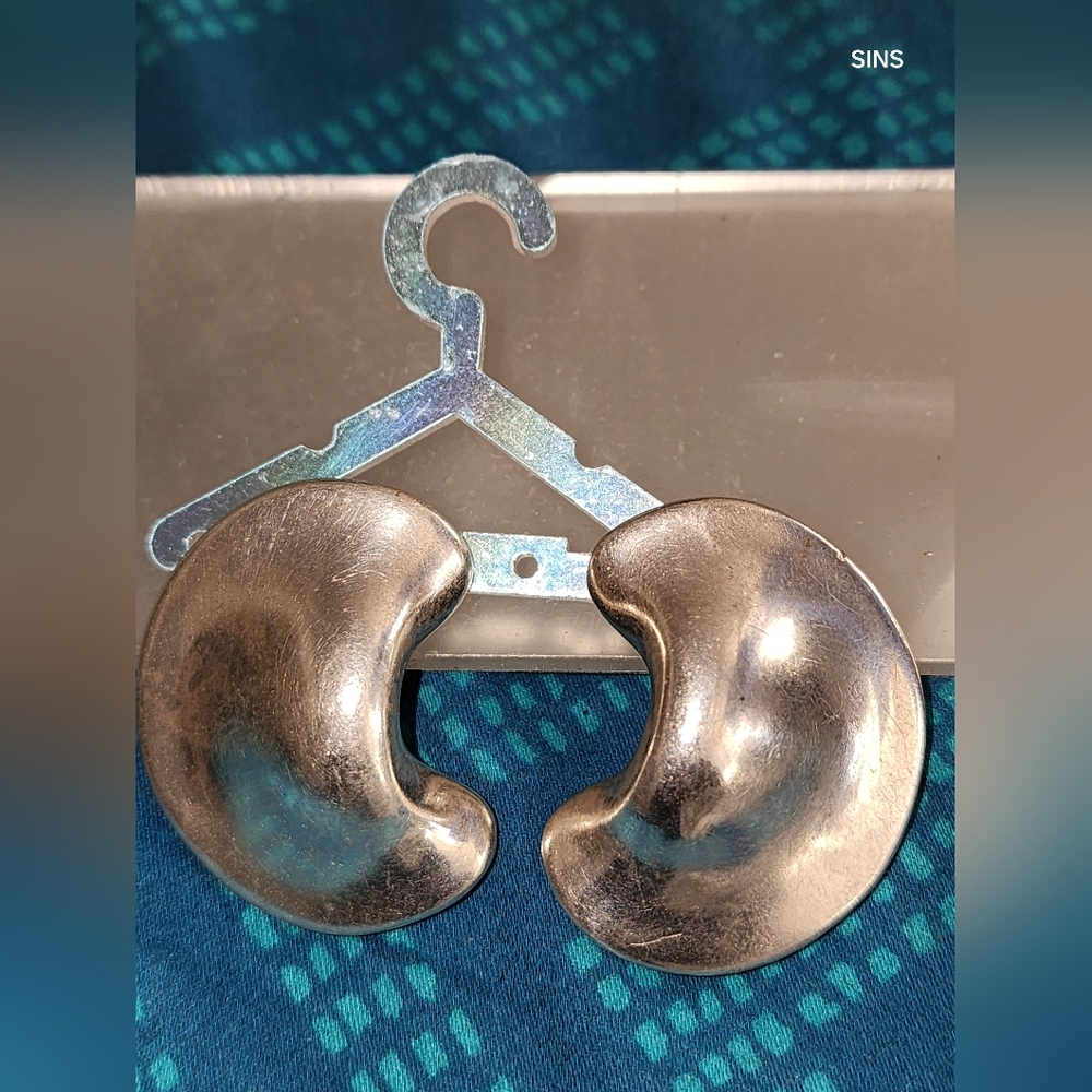 Silver ‘Airess’ Puff Crescent Hollow